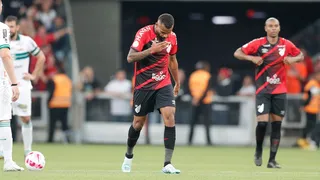 Furacão ganha e aumenta a maldição do Coxa