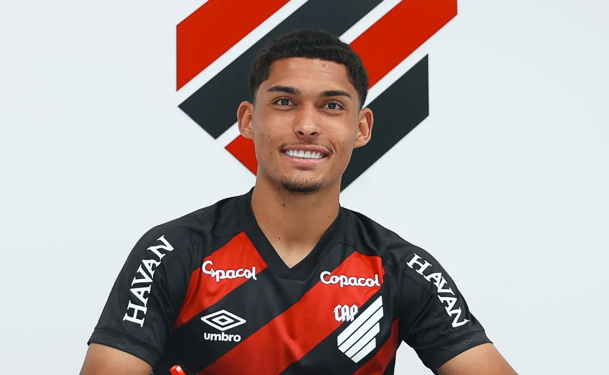 Claudinho assina a renovação de contrato com o Athletico, em acordo que amplia seu vínculo até o fim de 2030.