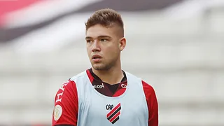 Sem espaço no Athletico, atacante deve rescindir contrato e jogar a Série B