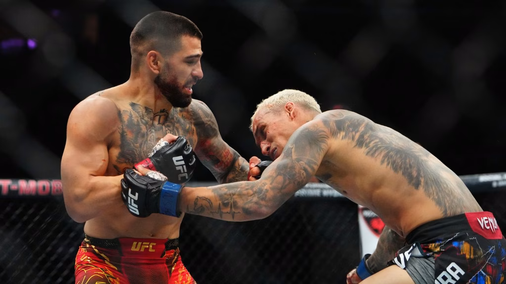 Ilia Topuria e Charles Oliveira no UFC 317. Foto: Icon sport