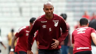 Perto de fazer 38 anos, Fernandinho abre o jogo sobre permanência no Athletico
