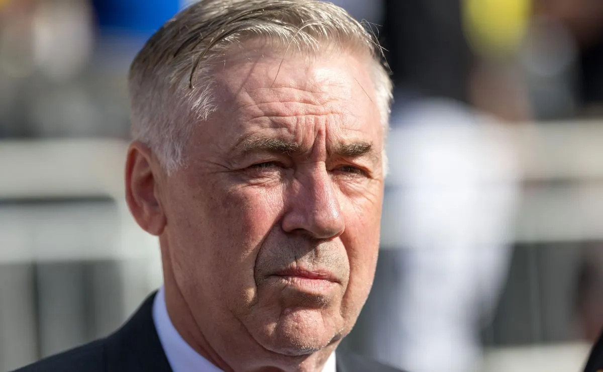 Carlo Ancelotti observa seleção brasileira durante preparação para a estreia na Copa do Mundo de 2026.