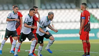 Athletico foi uma “brincadeirinha” da diretoria no clássico. Coritiba foi consistente