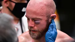Lutador que perdeu dinheiro ao apostar na própria vitória é demitido do UFC