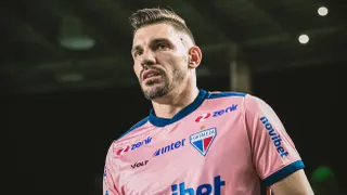 Ex-goleiro do Paraná Clube aparece entre os dez melhores do mundo