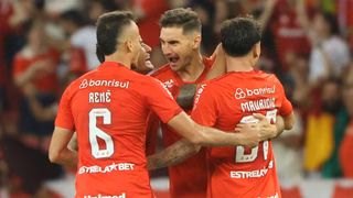 Inter reage duas vezes, vira no fim e bate Grêmio em Gre-Nal eletrizante