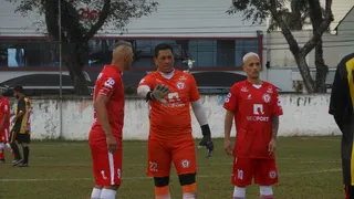À noite, ele é segurança. Nos fins de semana, goleiro-artilheiro da Suburbana