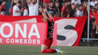 Vitor Roque marca o primeiro pelo Athletico no ano e aquece disputa no ataque