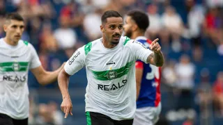 Coritiba joga pá de cal no freguês Paraná Clube e avança com vantagem