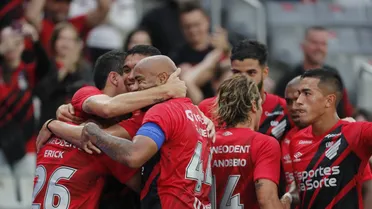 Athletico joga bem, arrasa o Cuiabá e estreia com goleada