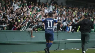 Coxa usa força do Couto e talento de Manga para respirar na Série A