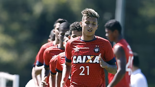 Athletico recebe R$ 5 milhões por dívida de clube europeu em venda de atacante