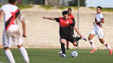 Camisa 10, filho de ídolo ganha fama com golaços na base do Athletico