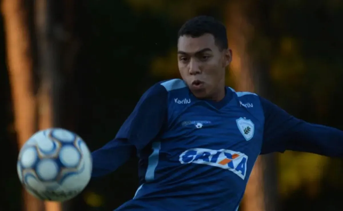Matheuzinho em ação pelo Londrina no início da carreira