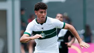 Artilheiro do sub-17 assina primeiro contrato com o Coritiba