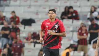 Zé Vitor faz estreia pelo Athletico e aumenta opções de Cuca no meio campo