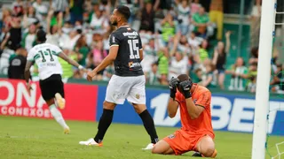 Manga marca no fim e dá vitória ao Coritiba na estreia do Paranaense