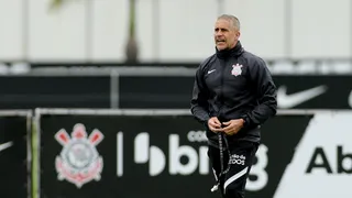 Athletico conversa com Sylvinho e sonda Diego Aguirre