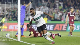 Coritiba joga bem, bate o Fluminense e fica perto de sair da ZR