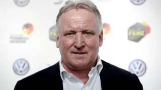 Autor do gol do título da Alemanha na Copa de 1990 morre aos 63 anos