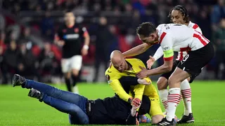 Goleiro do Sevilla é agredido e imobiliza torcedor que invadiu campo; veja