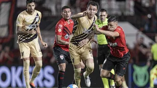 Com um a mais, Athletico vira sobre o Atlético-GO e vence fora de casa