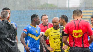 Susto! Torcedora é atingida por placa de estádio em jogo do Paranaense