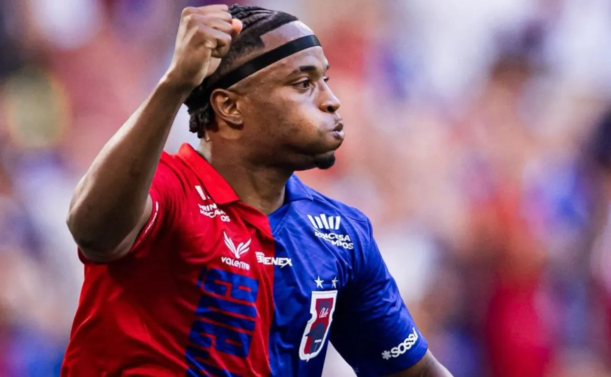 Daniel Cruz comemora gol pelo Paraná Clube em partida da Segundona