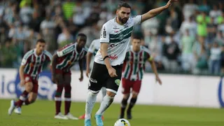 Um jogo para eternizar um herói: Léo Gamalho fez o Coritiba ser apoteótico