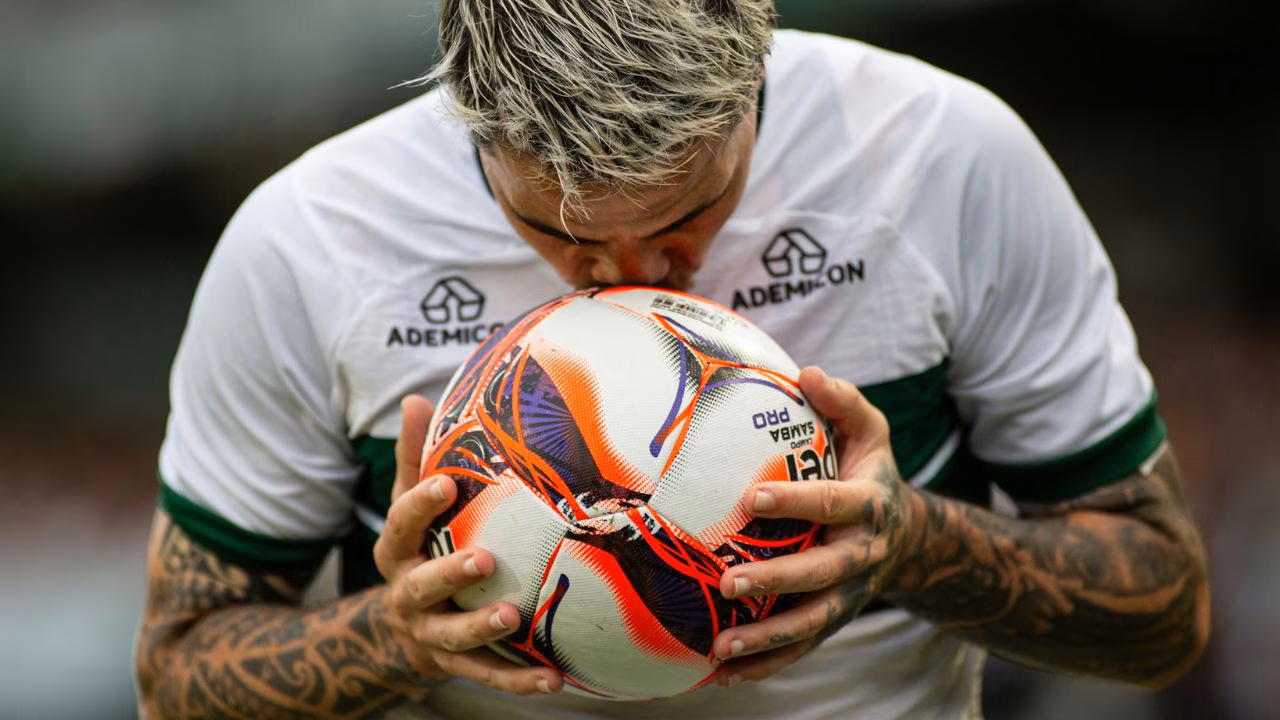 Josué beija a bola antes de cobrança de pênalti pelo Coritiba.