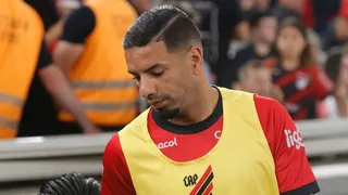 Bruno Peres vai de titular no Atletiba a nem relacionado; técnico explica