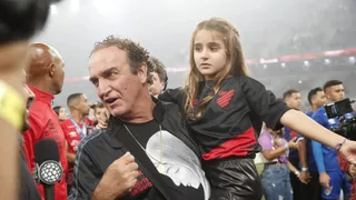 Técnico Cuca leva “banho” de jogadores e diz que vai dar medalha para Osorio