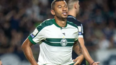 Após perder espaço, atacante reaparece com gol decisivo no Coritiba