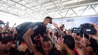 Festa para Nikão e apoio da torcida: Athletico embarca para final em BH; veja fotos