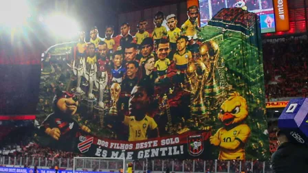 Ídolos do Athletico celebram presença em mosaico da torcida: “Honrado”