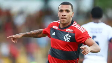 Atacante que foi afastado no Athletico rescinde com o Flamengo