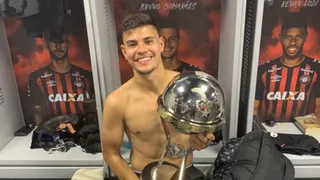 Bruno Guimarães celebra bi do Athletico na Sula: “Procura-se rival em Curitiba”