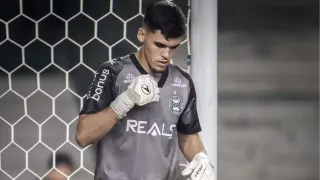 Coritiba está devendo como mandante, reconhece destaque do time