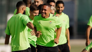Oito meses após saída do Athletico, Vitor Roque é emprestado pelo Barcelona