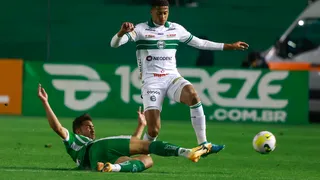 Coritiba recompensa torcida em Caxias com gol salvador de Régis no fim