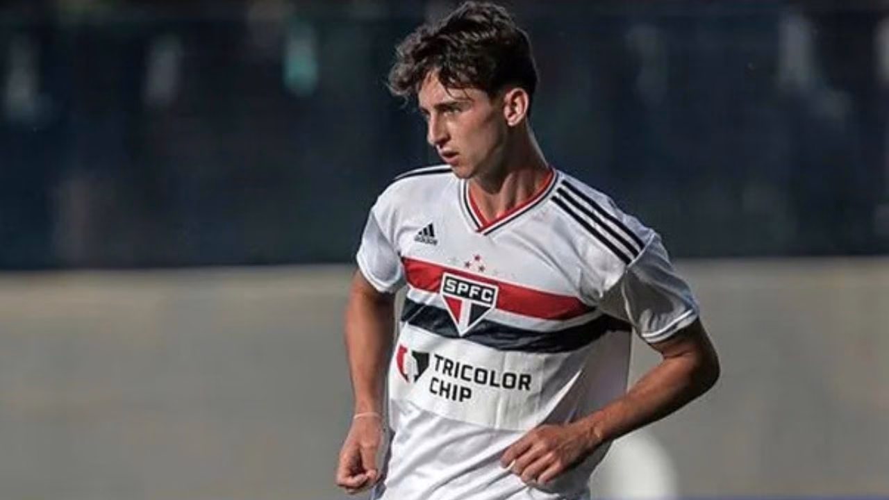 Arthur Yan atua pelo time de base do São Paulo em jogo oficial.