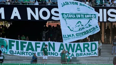 Torcedor do Coritiba faz campanha por prêmio da Fifa e é homenageado por torcida