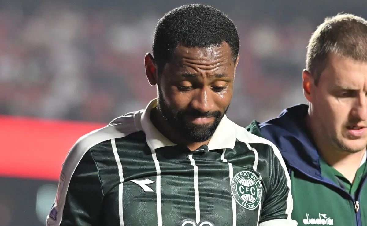 Tinga deixa o campo durante partida do Coritiba pelo Brasileirão