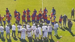 Organizada do Paraná cobra elenco na Vila antes de clássico com o Coritiba