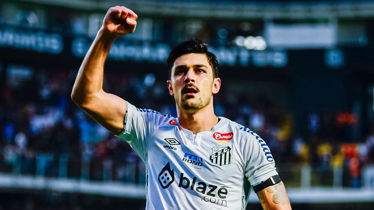 Jo&atilde;o Basso comemora gol pelo Santos.