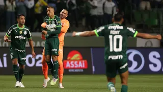 Breno Lopes vai à quadra de organizada do Palmeiras e pede desculpas