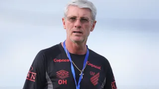 “Está todo mundo endividado”: Técnico do Athletico justifica reforços na intertemporada