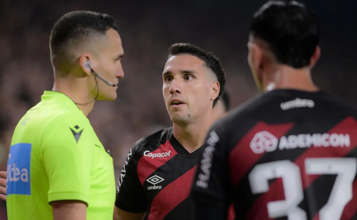 Jogadores do Athletico reclamam com a arbitragem durante jogo