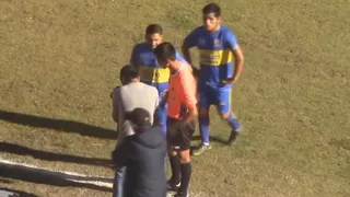 VAR “amador” rouba cena em jogo no Peru e cena viraliza