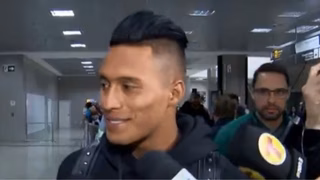 Novo reforço do Coritiba, colombiano é recebido por torcedores no Afonso Pena